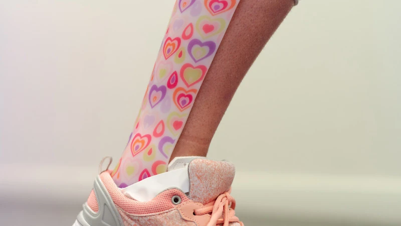 Attelle orthopédique de jambe reliée à la chaussure