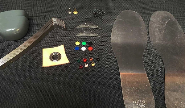 Divers articles métalliques : Bouts sécurité acier, tuteurs orthopédiques, oeillets de bâche, calottes & rivets, bouts aciers, crochets, semelles acier