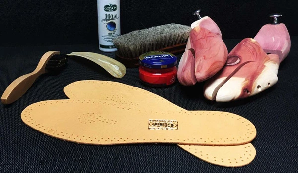Brosse à daim soie/laiton, chausse-pied, imperméabilisant, semelles intérieures cuir, embauchoirs, pommadier cirage chaussure, brosse nettoyage chaussure